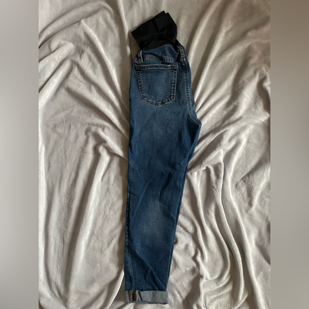 A glow maternity size small capris